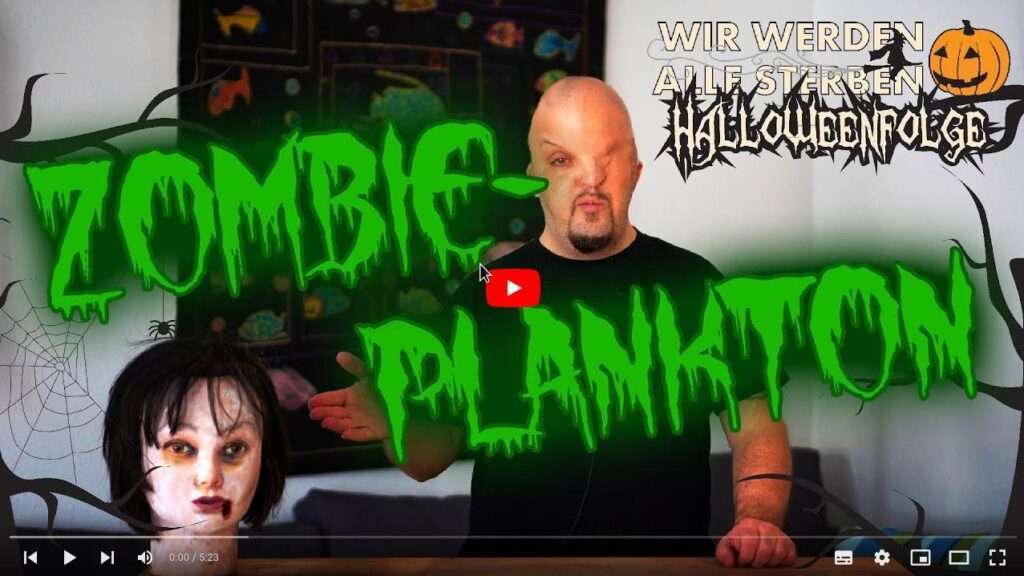 YouTube Videovorschau: Lars Fischer erklärt. Links von ihm ein Modell eines abgetrennten Kopfes einer Frau. Er zeigt darauf. Im Vordergrund steht: „Zombie-Plankton“. Im Hintergrund steht: „Wir Werden Alle Sterben - Halloweenfolge“.