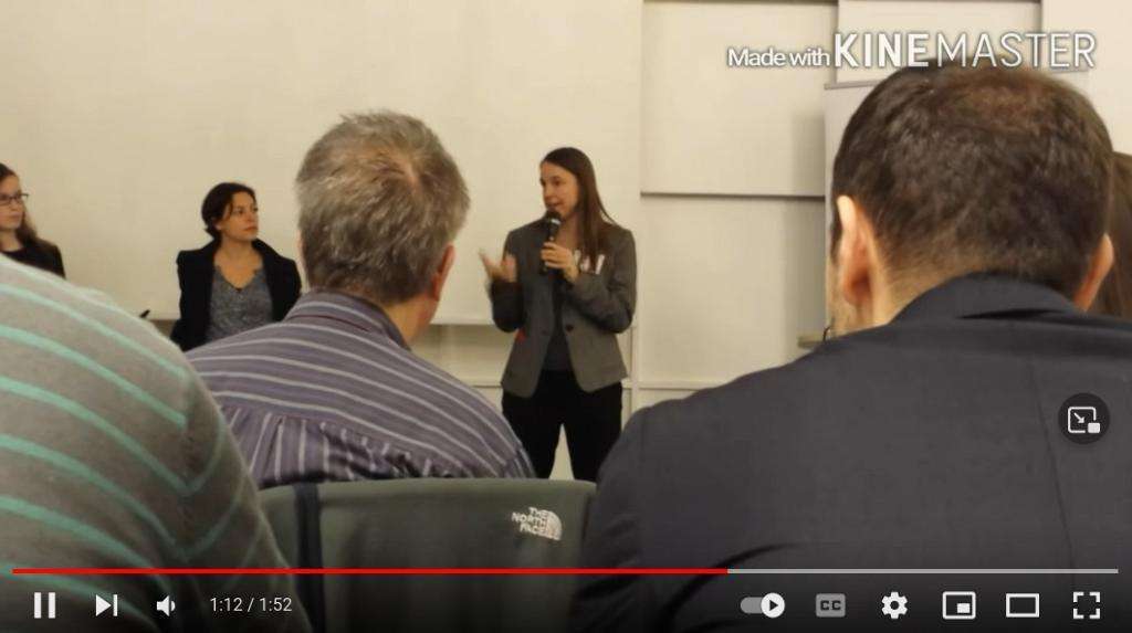 Videovorschau: Vortragssituation auf der Wissenswerte 2015. Eine Frau am Mikrofon spricht .