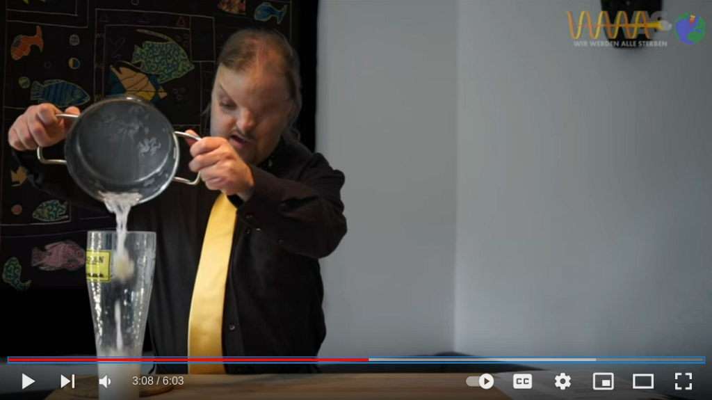 Videovorschau: Lars Fischer schüttet eine weiße Masse aus einem Topf in ein Glas.